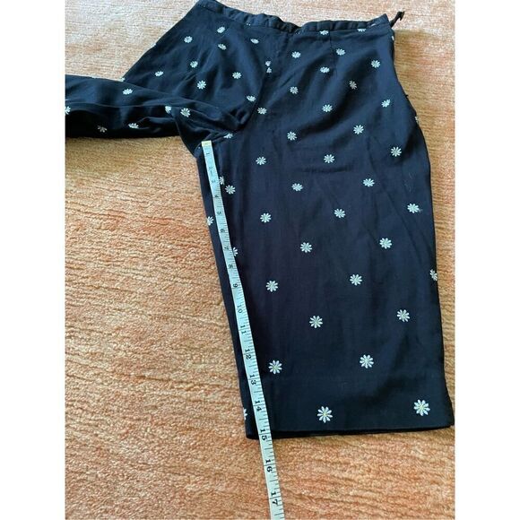 BRIGGS NEW YORK Wm's Capri Pants Black W/Embroidered Daisy Design Size 10P - Picture 6 of 7